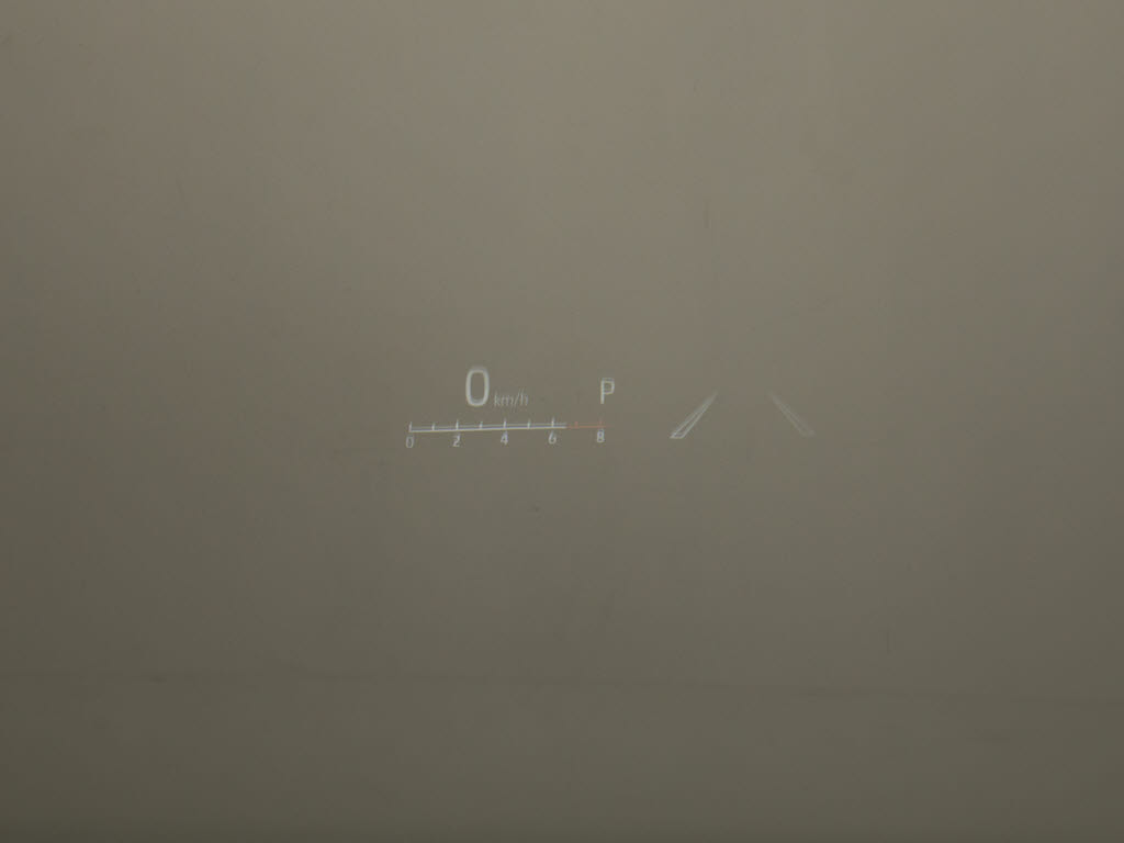 ヘッドアップディスプレイ(HUD)付！、フロ
ントウインドウガラスに運転支援システムの
作動状況や走行に関するさまざまな情報を表
示することができます。