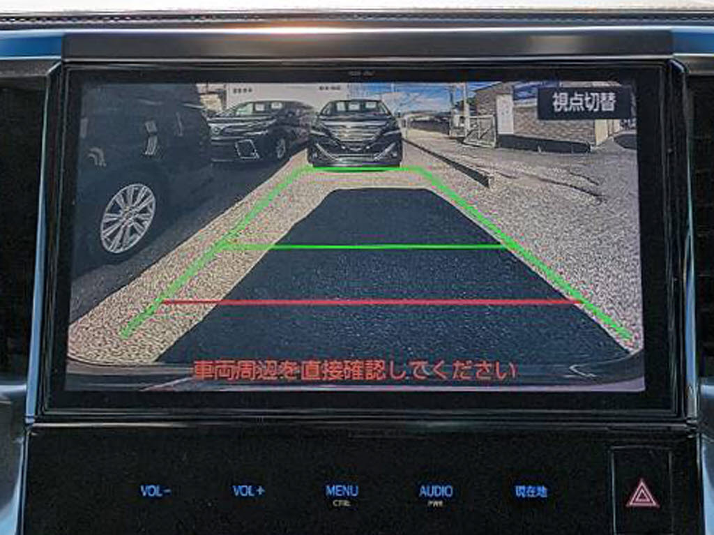 ギアをバックに入れると自動的に切り替わる
優れものです。鮮明なカメラ画像にて車庫入
れをサポートしてくれます。
