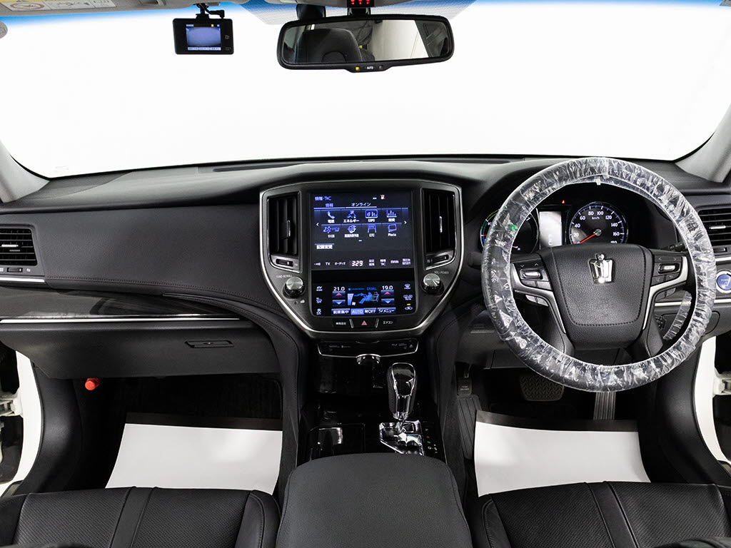 使いやすさや安全性を追求したステアリング
周り！高級車ゆえにスイッチ類が多いのも特
徴ですね！考え尽くされた配置ですぐに使い
こなす事が出来ますのでご安心下さい！是非
、体感してみて下さい！！
