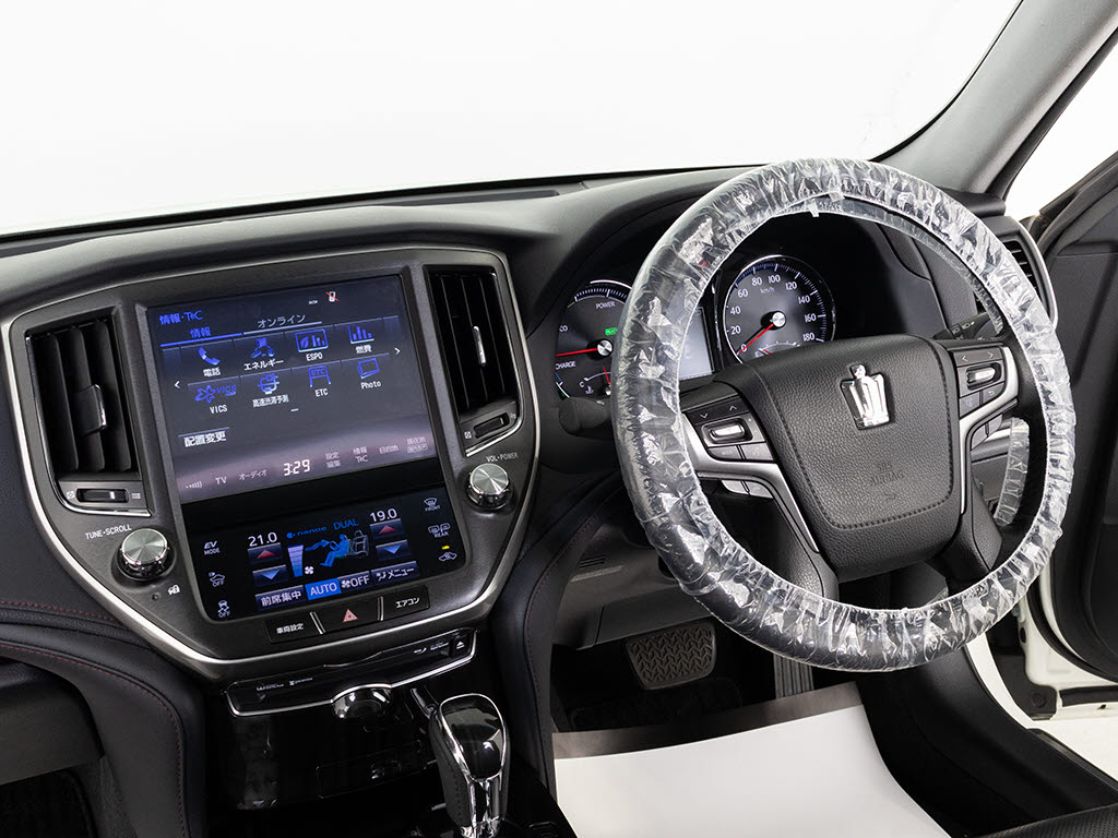 使いやすさや安全性を追求したステアリング
周り！高級車ゆえにスイッチ類が多いのも特
徴ですね！考え尽くされた配置ですぐに使い
こなす事が出来ますのでご安心下さい！是非
、体感してみて下さい！！