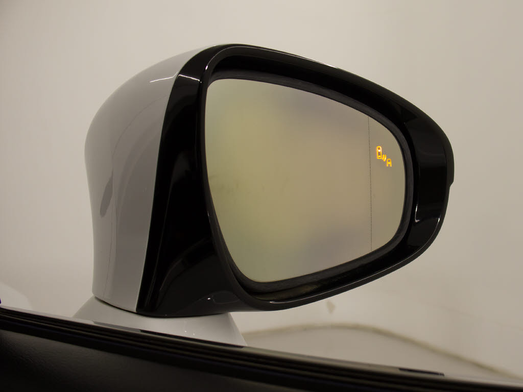 BSM(ブラインドスポットモニタ)！隣の車線
を走る車両をレーダーで検知し、ドアミラー
では確認しにくい後側方エリアに存在する車
両に加えて、急接近してくる車両も検知しま
す。