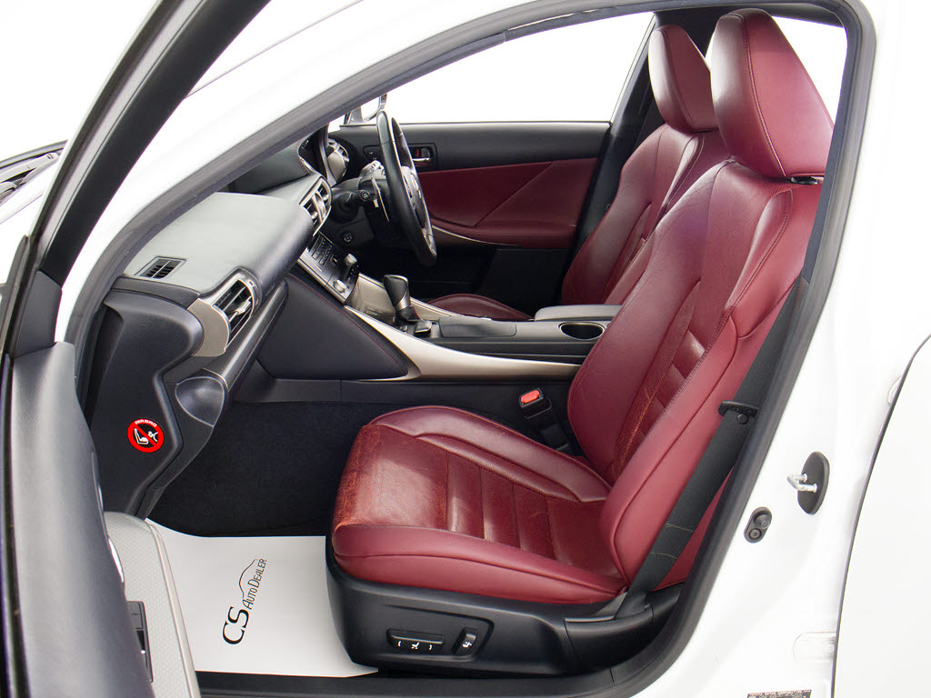 ★快適エアシート＆シートヒーターを装備し
ています！高級車ならではの装備です！シー
トが暖まる機能！シートから冷風が出る機能
！どちらも付いています！！寒い冬も、暑い
夏も快適にご乗車頂けますよ！！