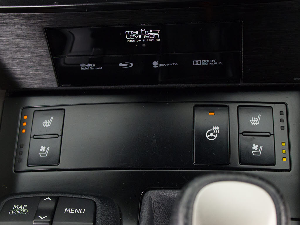 ★快適エアシート＆シートヒーターを装備し
ています！高級車ならではの装備です！シー
トが暖まる機能！シートから冷風が出る機能
！どちらも付いています！！寒い冬も、暑い
夏も快適にご乗車頂けますよ！！