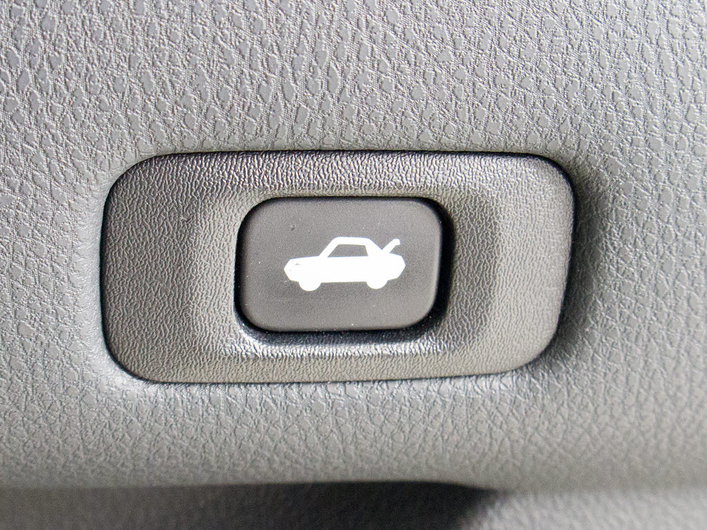 ボタン一つでトランクオープンが可能！車内
から操作できる為、非常に便利な装備の一つ
となります！