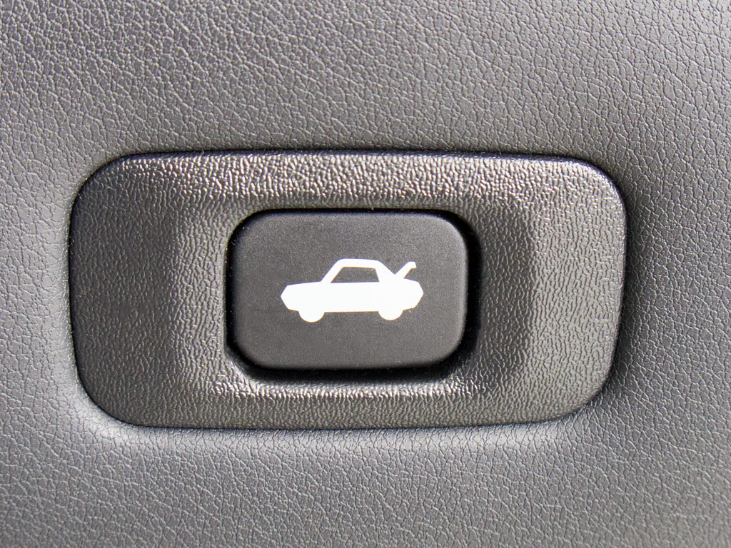 ボタン一つでトランクオープンが可能！車内
から操作できる為、非常に便利な装備の一つ
となります！