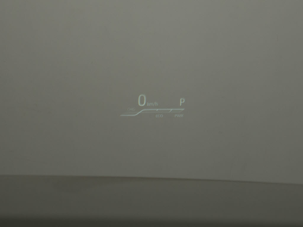 ヘッドアップディスプレイ(HUD)付！、フロ
ントウインドウガラスに運転支援システムの
作動状況や走行に関するさまざまな情報を表
示することができます。
