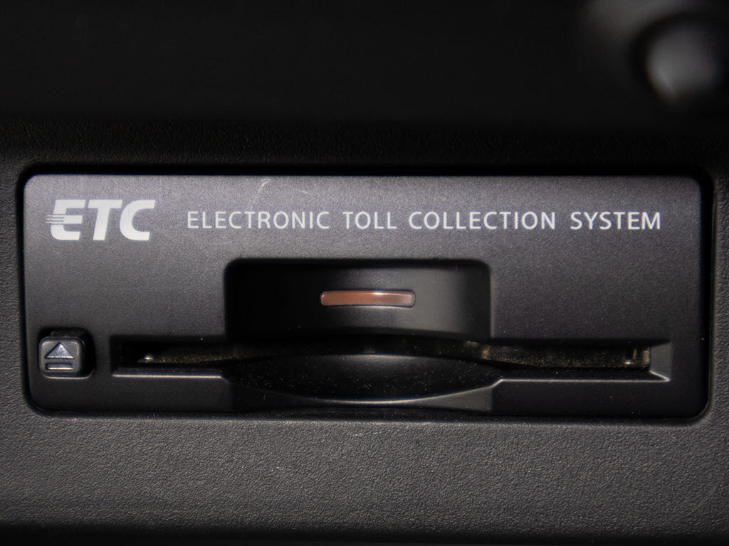 コンソール内一体型のビルトインＥＴＣ装備
！見た目の部分も良いですが、ＥＴＣカード
の盗難防止になる設置箇所です！料金所の渋
滞回避！時間帯・日によって料金の軽減を受
けられます！ストレス知らずのドライブ！