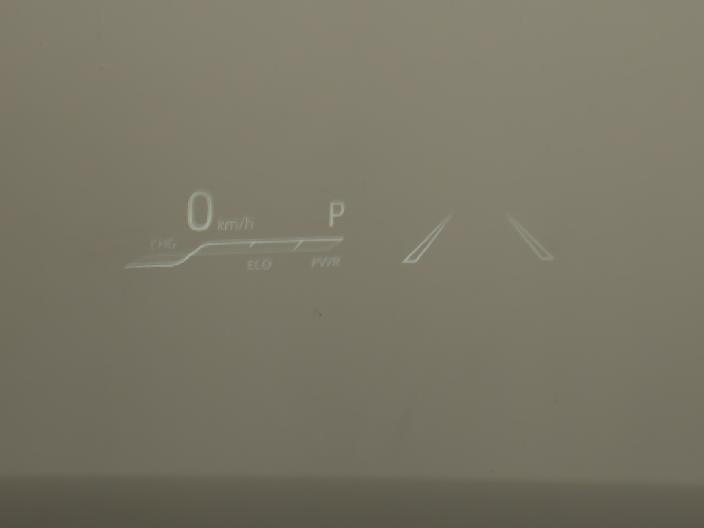 ヘッドアップディスプレイ(HUD)付！、フロ
ントウインドウガラスに運転支援システムの
作動状況や走行に関するさまざまな情報を表
示することができます。