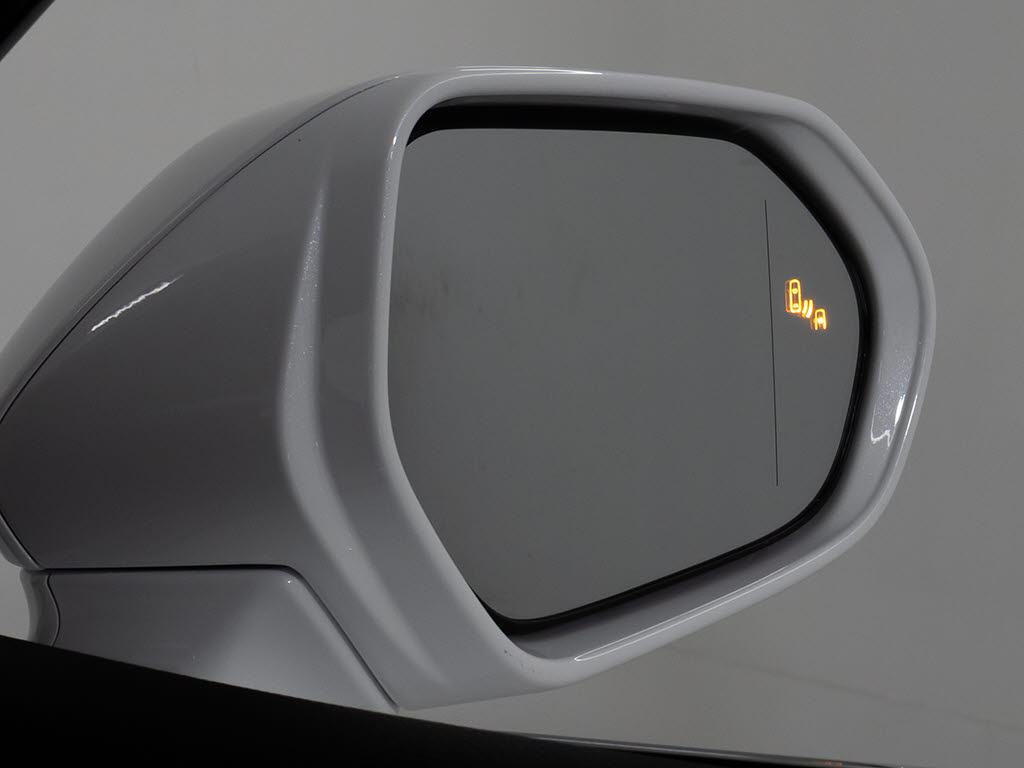 ＢＳＭ（ブラインドスポットモニタ）！隣の
車線を走る車両をレーダーで検知し、ドアミ
ラーでは確認しにくい後側方エリアに存在す
る車両に加えて、急接近してくる車両も検知
します。