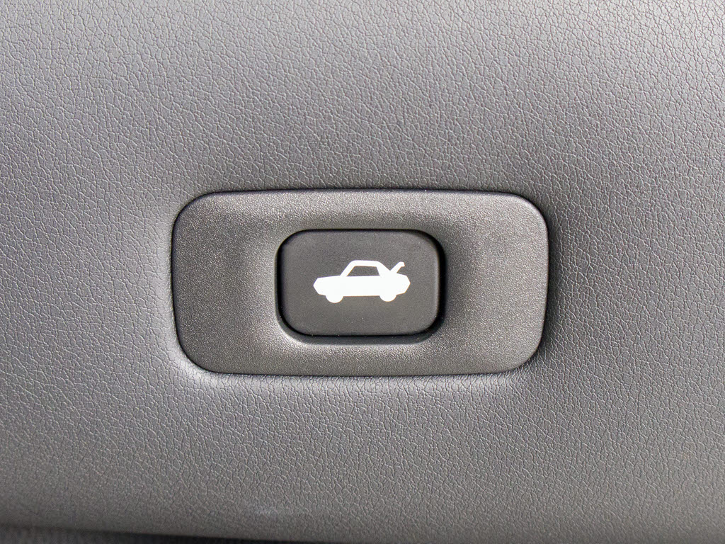 ボタン一つでトランクオープンが可能！車内
から操作できる為、非常に便利な装備の一つ
となります！
