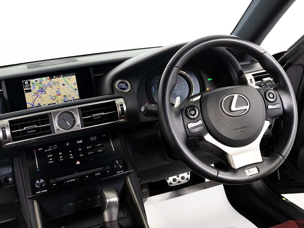 ★使いやすさや安全性を追求したステアリン
グ周り！高級車ゆえにスイッチ類が多いのも
特徴ですね！考え尽くされた配置ですぐに使
いこなす事が出来ますのでご安心下さい！是
非、体感してみて下さい！！
