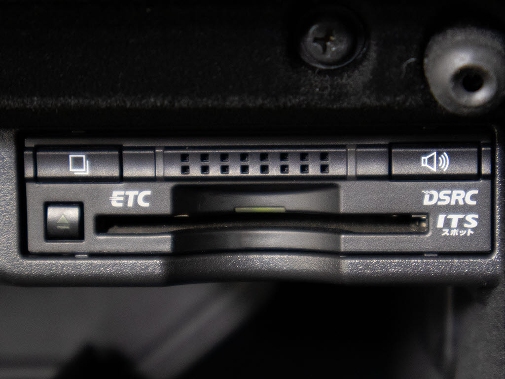 ★ETC(DSRC)が装備されています！！社外品
とは違い収まりの良いデザインが人気！高速
道路を利用する際は必需品ですよね！！スト
レス無く料金所を通過出来ます！！
