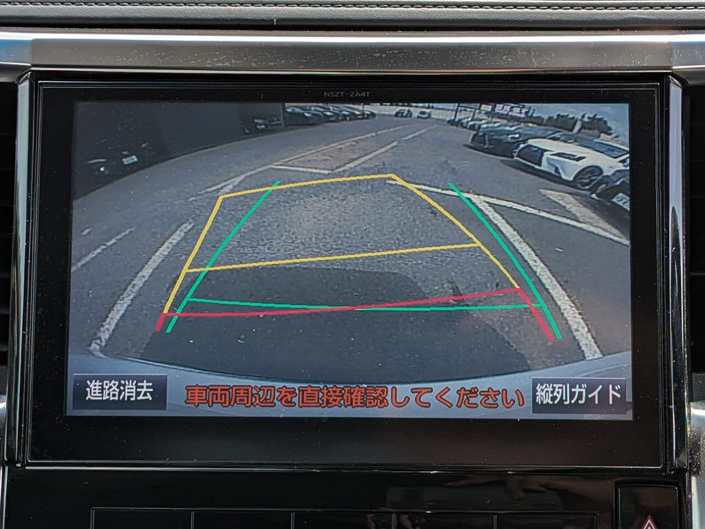 ギアをバックに入れると自動的に切り替わる
優れものです。鮮明なカメラ画像にて車庫入
れをサポートしてくれます。