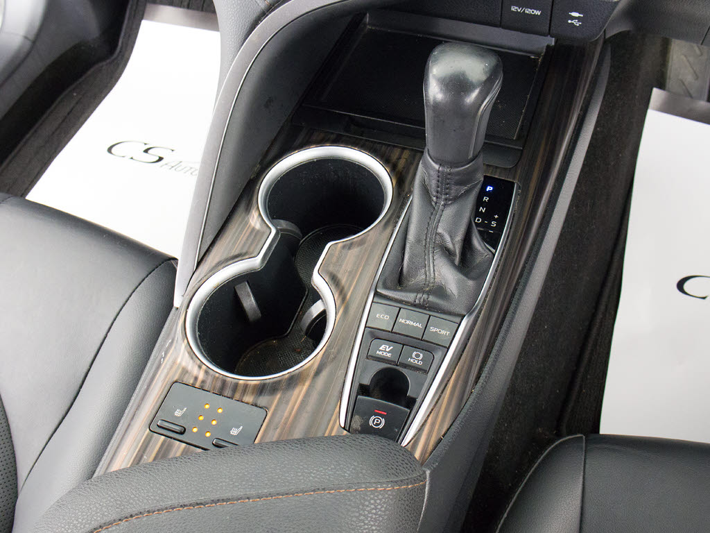 ★使いやすさや安全性を追求したステアリン
グ周り！高級車ゆえにスイッチ類が多いのも
特徴ですね！考え尽くされた配置ですぐに使
いこなす事が出来ますのでご安心下さい！是
非、体感してみて下さい！！