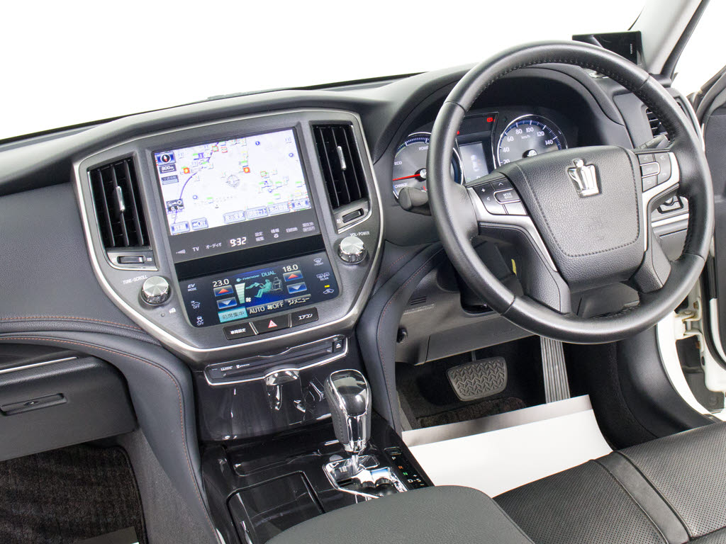 使いやすさや安全性を追求したステアリング
周り！高級車ゆえにスイッチ類が多いのも特
徴ですね！考え尽くされた配置ですぐに使い
こなす事が出来ますのでご安心下さい！是非
、体感してみて下さい！！
