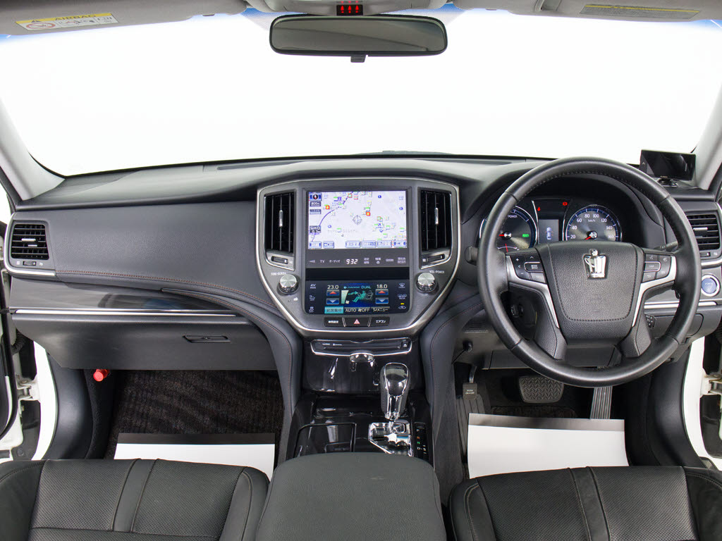 使いやすさや安全性を追求したステアリング
周り！高級車ゆえにスイッチ類が多いのも特
徴ですね！考え尽くされた配置ですぐに使い
こなす事が出来ますのでご安心下さい！是非
、体感してみて下さい！！