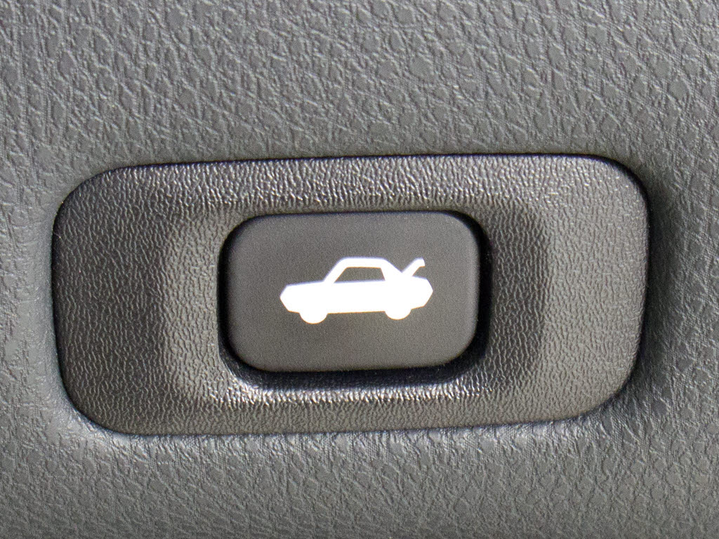 ボタン一つでトランクオープンが可能！車内
から操作できる為、非常に便利な装備の一つ
となります！