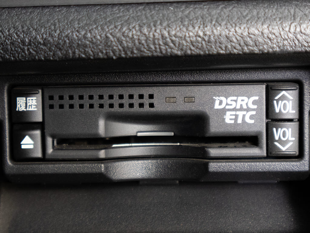 ★ETC(DSRC)が装備されています！！社外品
とは違い収まりの良いデザインが人気！高速
道路を利用する際は必需品ですよね！！スト
レス無く料金所を通過出来ます！！