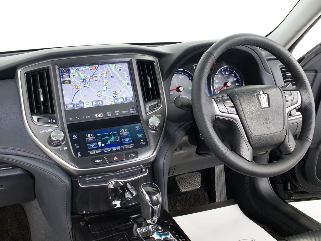 使いやすさや安全性を追求したステアリング
周り！高級車ゆえにスイッチ類が多いのも特
徴ですね！考え尽くされた配置ですぐに使い
こなす事が出来ますのでご安心下さい！是非
、体感してみて下さい！！