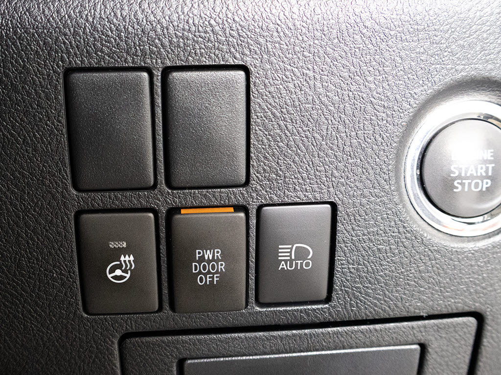★使いやすさや安全性を追求したステアリン
グ周り！高級車ゆえにスイッチ類が多いのも
特徴ですね！考え尽くされた配置ですぐに使
いこなす事が出来ますのでご安心下さい！是
非、体感してみて下さい！！