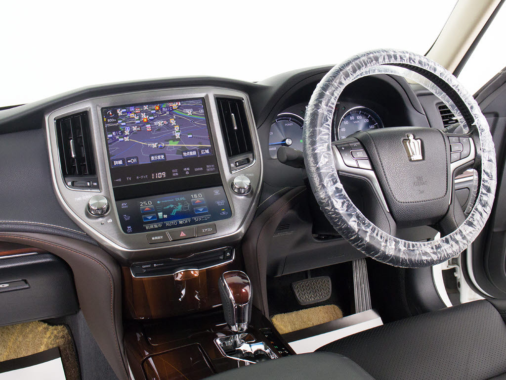 使いやすさや安全性を追求したステアリング
周り！高級車ゆえにスイッチ類が多いのも特
徴ですね！考え尽くされた配置ですぐに使い
こなす事が出来ますのでご安心下さい！是非
、体感してみて下さい！！