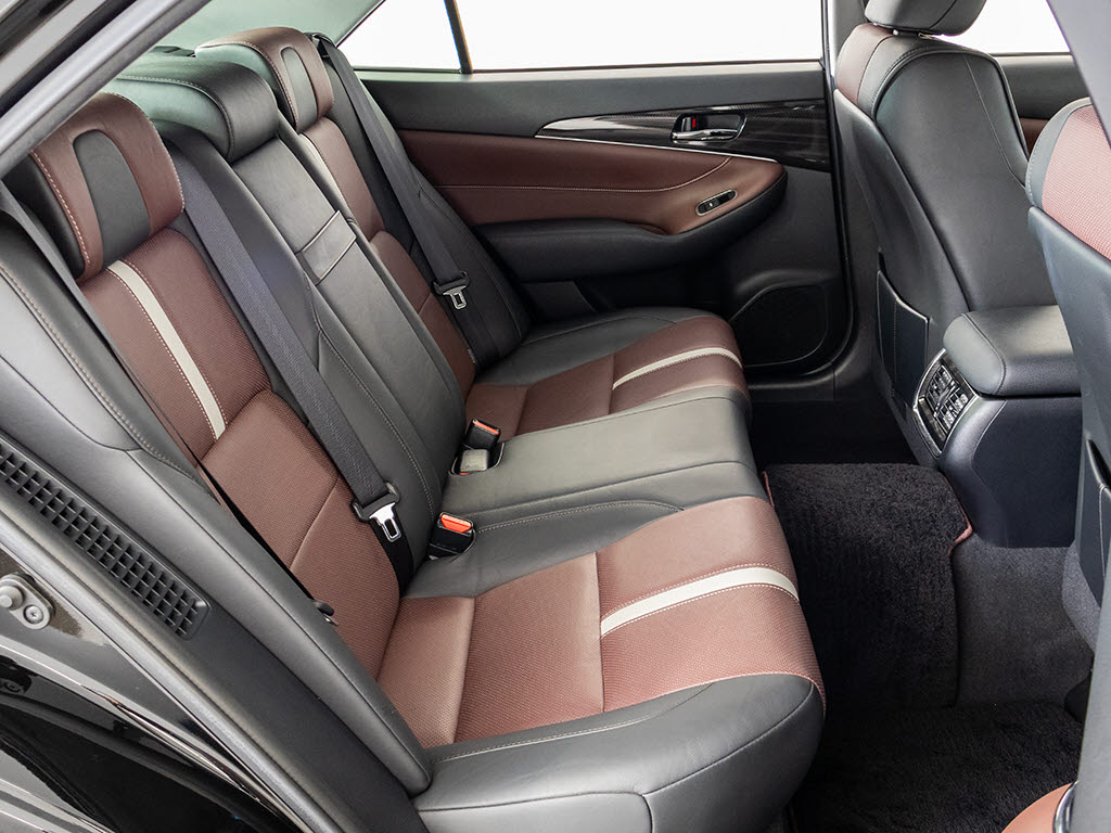特別仕様車ならではの専用コンビレザーシー
ト付！！当社では、本革シートのカラー変更
や張替えも出来ます！ワイン・茶・赤・青・
黄色・コンビ色など何でもＯＫです！