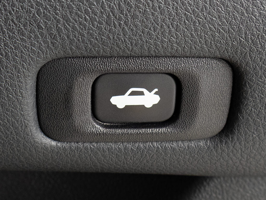 ボタン一つでトランクオープンが可能！車内
から操作できる為、非常に便利な装備の一つ
となります！