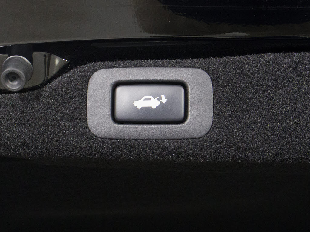 スイッチ操作でトランクリッドの自動開閉が
行えます。電子キー本体のワイヤレス機能や
運転席のスイッチからでもオープン操作が可
能です！高級車ならではの快適装備です！！