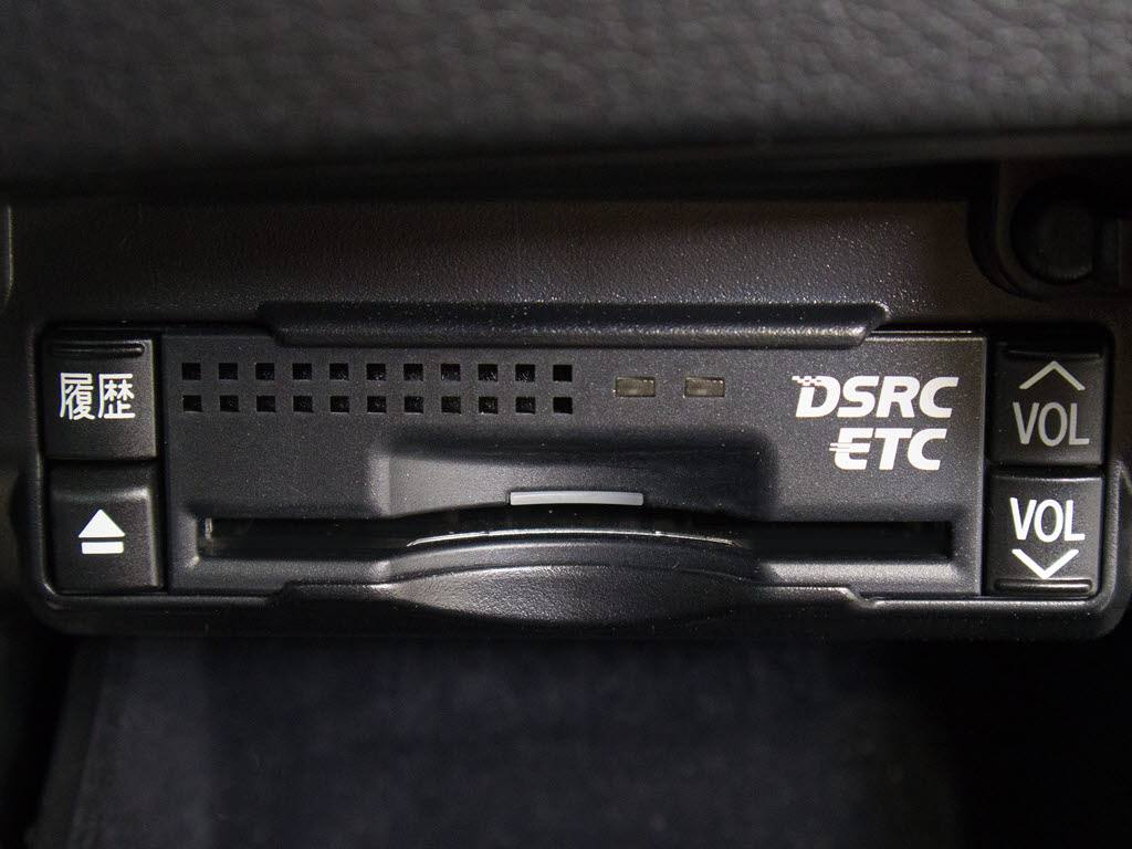 ★ETC(DSRC)が装備されています！！社外品
とは違い収まりの良いデザインが人気！高速
道路を利用する際は必需品ですよね！！スト
レス無く料金所を通過出来ます！！