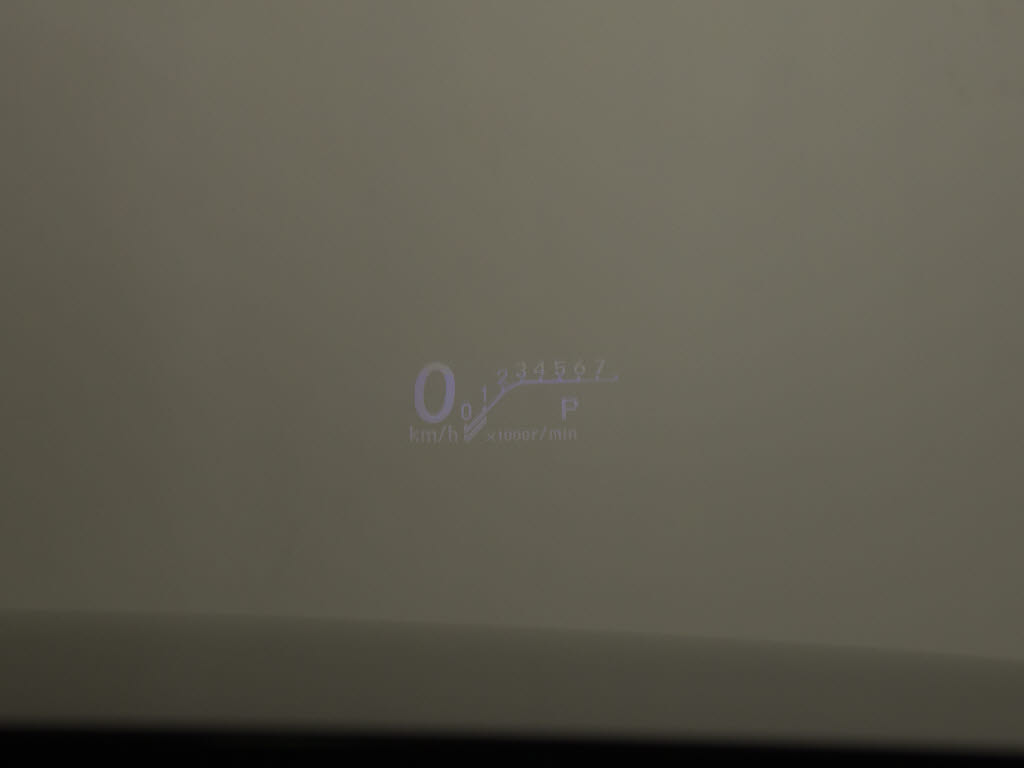 ヘッドアップ・ディスプレイ（HUD）現在の
スピードや、前方の車線情報など、運転に必
要な情報を、目の前のウインドウガラスに表
示する機能です。これにより、目線の移動が
少なく済み、安全です。