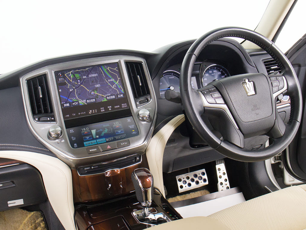 使いやすさや安全性を追求したステアリング
周り！高級車ゆえにスイッチ類が多いのも特
徴ですね！考え尽くされた配置ですぐに使い
こなす事が出来ますのでご安心下さい！是非
、体感してみて下さい！！