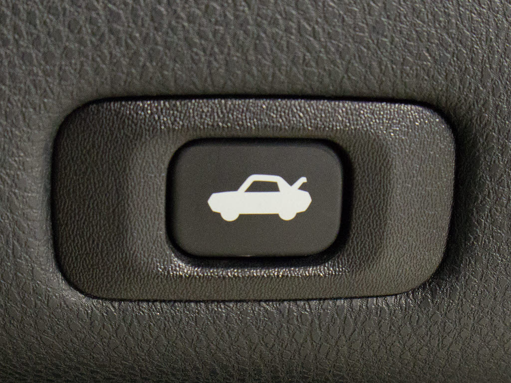 ボタン一つでトランクオープンが可能！車内
から操作できる為、非常に便利な装備の一つ
となります！