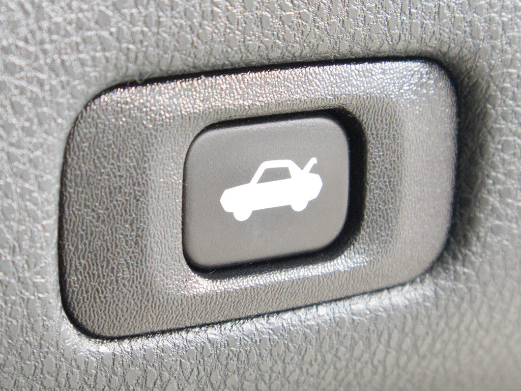 ボタン一つでトランクオープンが可能！車内
から操作できる為、非常に便利な装備の一つ
となります！