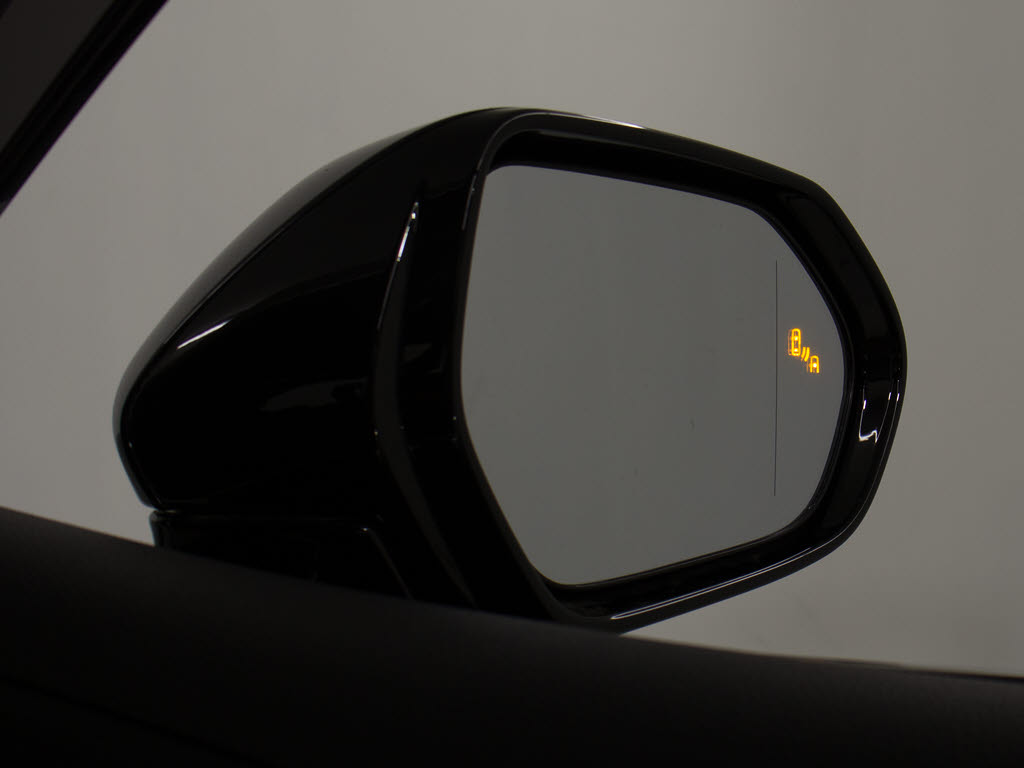 ＢＳＭ（ブラインドスポットモニタ）！隣の
車線を走る車両をレーダーで検知し、ドアミ
ラーでは確認しにくい後側方エリアに存在す
る車両に加えて、急接近してくる車両も検知
します。