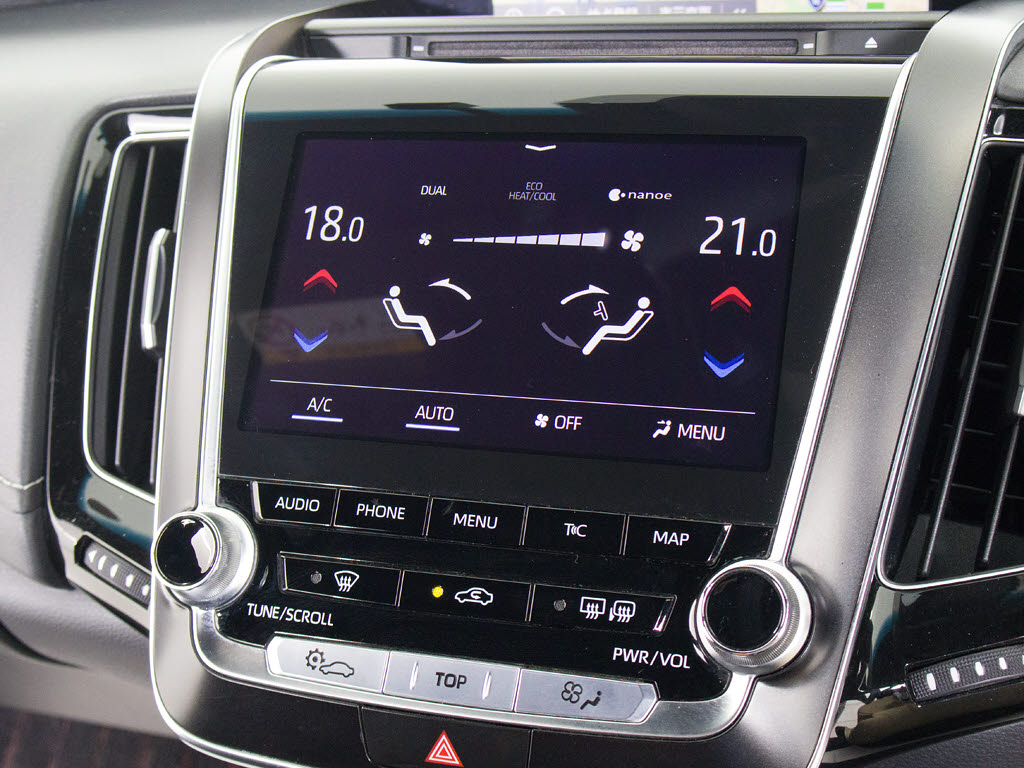 使いやすさや安全性を追求したステアリング
周り！高級車ゆえにスイッチ類が多いのも特
徴ですね！考え尽くされた配置ですぐに使い
こなす事が出来ますのでご安心下さい！是非
、体感してみて下さい！！