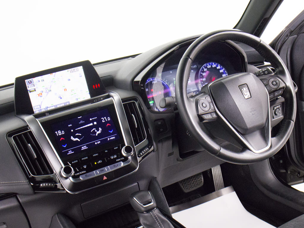 使いやすさや安全性を追求したステアリング
周り！高級車ゆえにスイッチ類が多いのも特
徴ですね！考え尽くされた配置ですぐに使い
こなす事が出来ますのでご安心下さい！是非
、体感してみて下さい！！