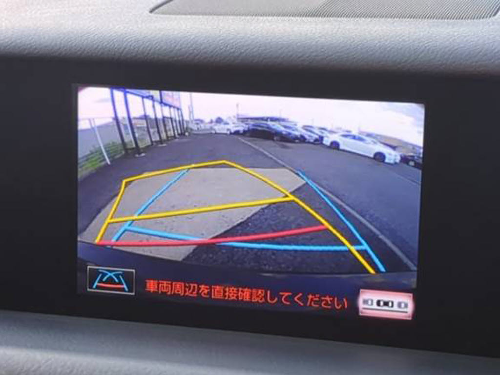 カラーバックカメラが付いています！バック
にギアを入れると、後方視界が自動的にマル
チ画面に映し出されます！夜も明るく見えま
すので、すごく便利！！一度使うとカメラ無
しには乗りたくない程！