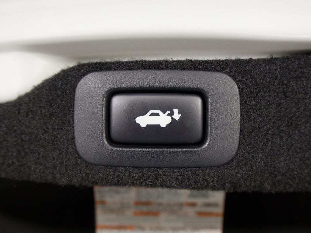 スイッチ操作でトランクリッドの自動開閉が
行えます。電子キー本体のワイヤレス機能や
運転席のスイッチからでもオープン操作が可
能です！高級車ならではの快適装備です！！