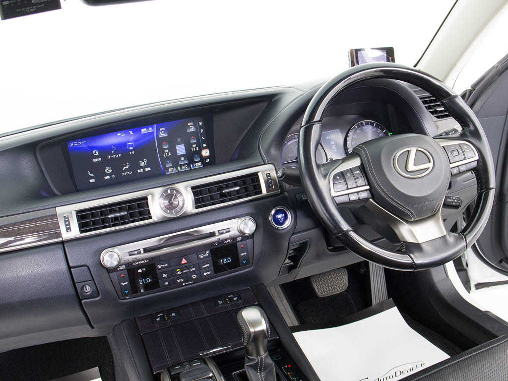 ★使いやすさや安全性を追求したステアリン
グ周り！高級車ゆえにスイッチ類が多いのも
特徴ですね！考え尽くされた配置ですぐに使
いこなす事が出来ますのでご安心下さい！是
非、体感してみて下さい！！