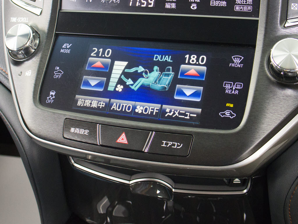 使いやすさや安全性を追求したステアリング
周り！高級車ゆえにスイッチ類が多いのも特
徴ですね！考え尽くされた配置ですぐに使い
こなす事が出来ますのでご安心下さい！是非
、体感してみて下さい！！
