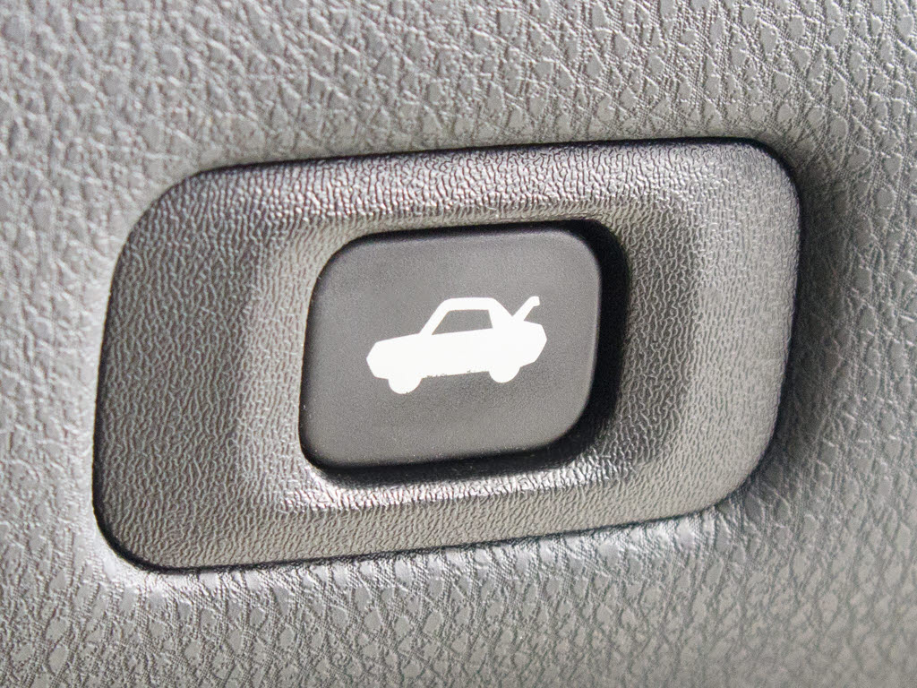 ボタン一つでトランクオープンが可能！車内
から操作できる為、非常に便利な装備の一つ
となります！