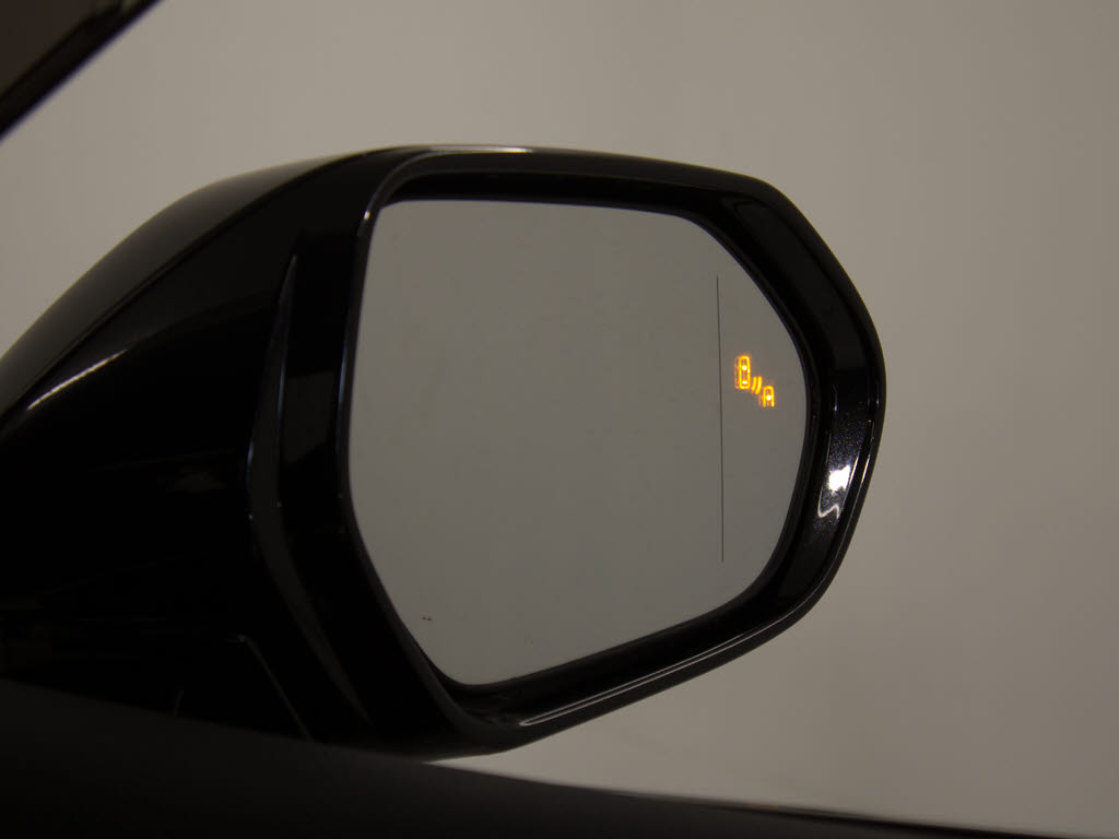 ＢＳＭ（ブラインドスポットモニタ）！隣の
車線を走る車両をレーダーで検知し、ドアミ
ラーでは確認しにくい後側方エリアに存在す
る車両に加えて、急接近してくる車両も検知
します。