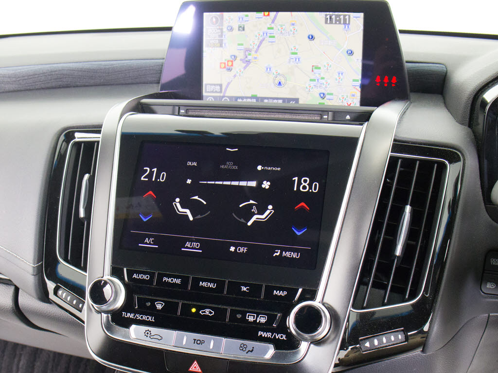 使いやすさや安全性を追求したステアリング
周り！高級車ゆえにスイッチ類が多いのも特
徴ですね！考え尽くされた配置ですぐに使い
こなす事が出来ますのでご安心下さい！是非
、体感してみて下さい！！