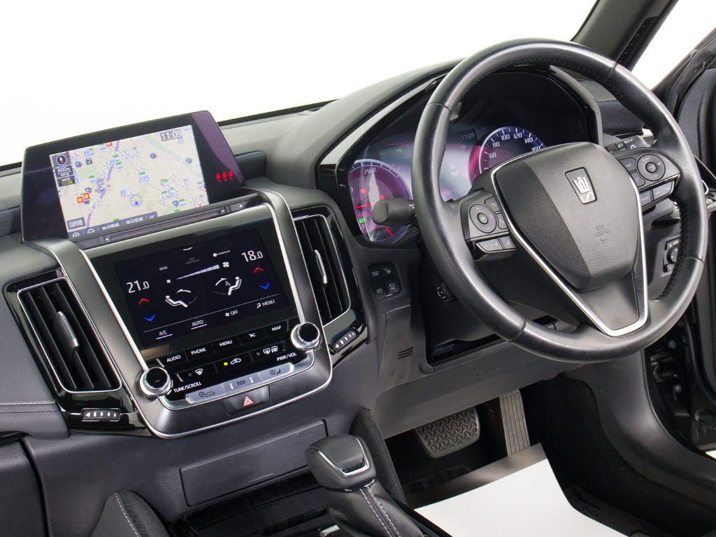 使いやすさや安全性を追求したステアリング
周り！高級車ゆえにスイッチ類が多いのも特
徴ですね！考え尽くされた配置ですぐに使い
こなす事が出来ますのでご安心下さい！是非
、体感してみて下さい！！