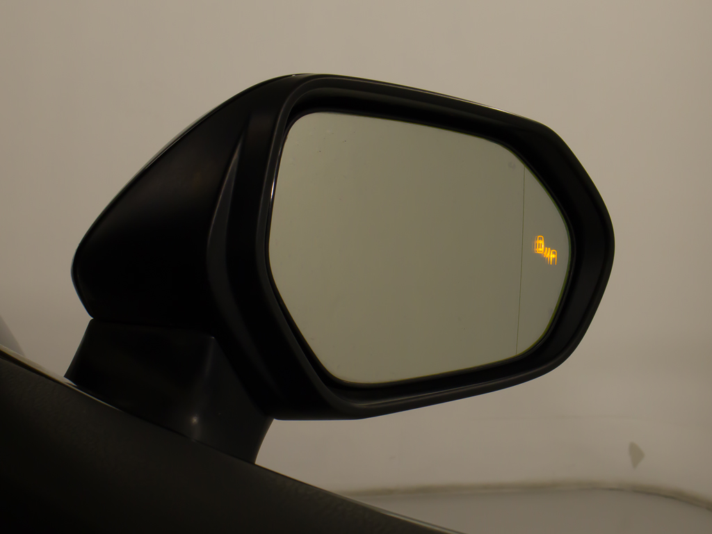 BSM（ブラインドスポット）モニター装備！
死角の車の接近をお知らせしてくれる安全装
備になります！