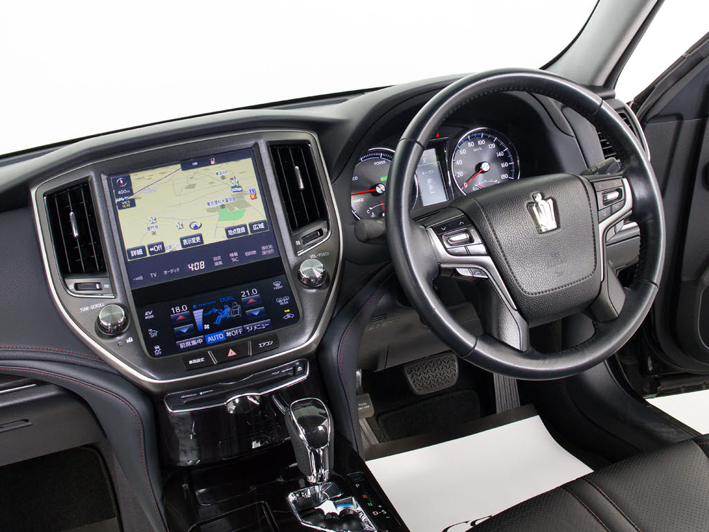 使いやすさや安全性を追求したステアリング
周り！高級車ゆえにスイッチ類が多いのも特
徴ですね！考え尽くされた配置ですぐに使い
こなす事が出来ますのでご安心下さい！是非
、体感してみて下さい！！