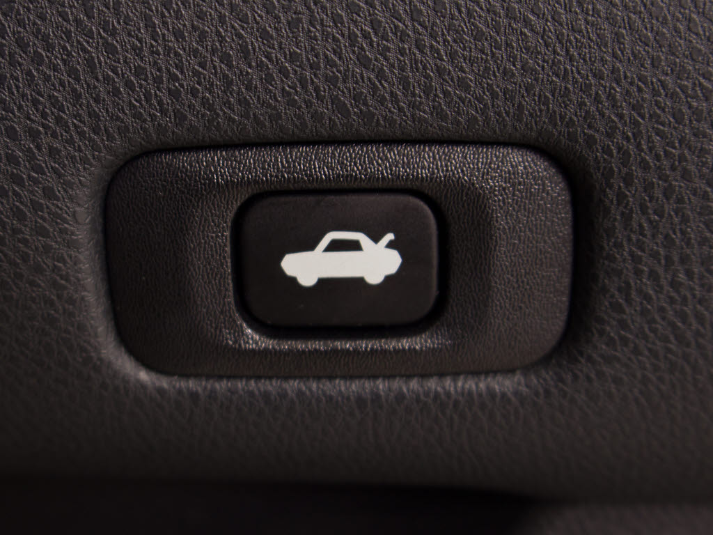 ボタン一つでトランクオープンが可能！車内
から操作できる為、非常に便利な装備の一つ
となります！