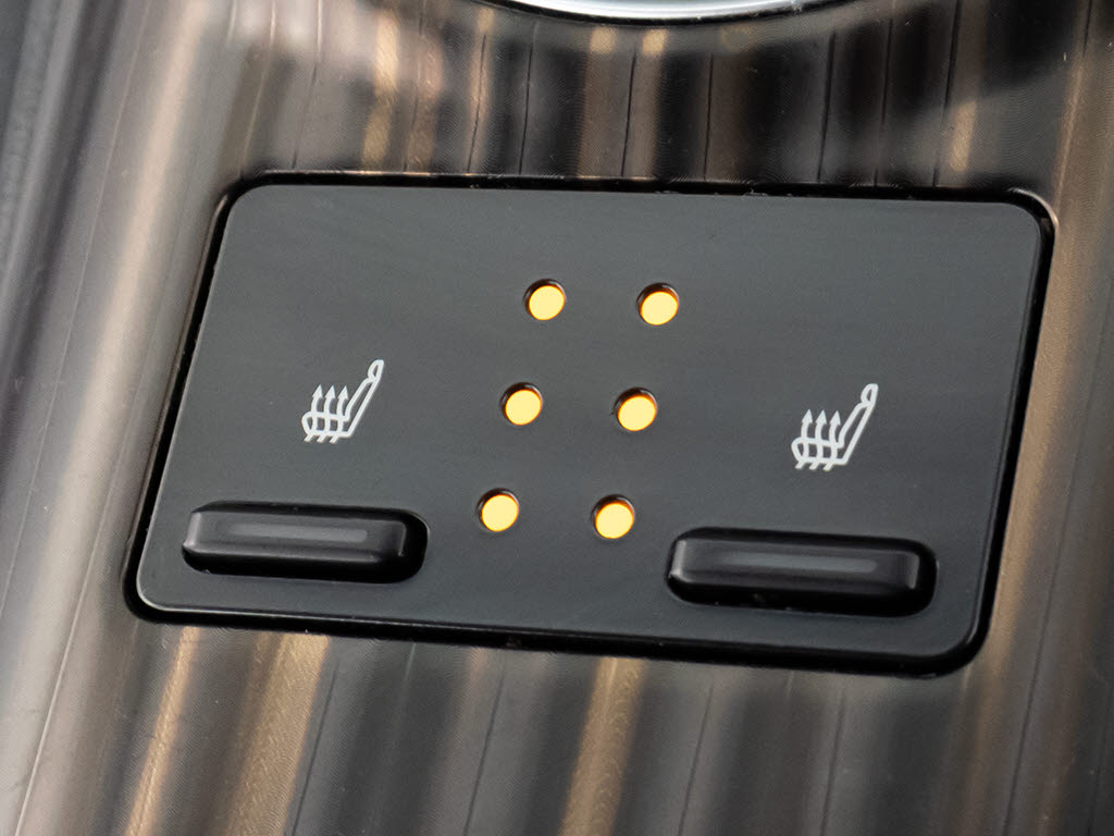 シートヒーターを装備しています！高級車な
らではの装備です！シートが暖まりますので
、寒い冬場も快適にご乗車頂けます！腰にも
優しい！お子様や女性にも嬉しい装備ですね
！！