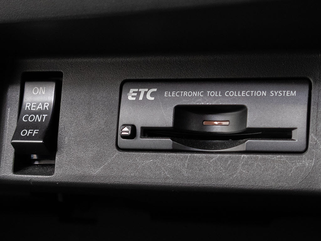 コンソール内一体型のビルトインＥＴＣ装備
！見た目の部分も良いですが、ＥＴＣカード
の盗難防止になる設置箇所です！料金所の渋
滞回避！時間帯・日によって料金の軽減を受
けられます！ストレス知らずのドライブ！