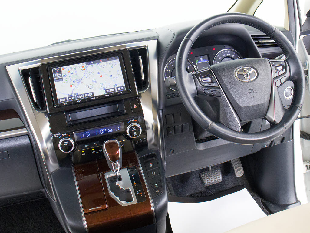 ★使いやすさや安全性を追求したステアリン
グ周り！高級車ゆえにスイッチ類が多いのも
特徴ですね！考え尽くされた配置ですぐに使
いこなす事が出来ますのでご安心下さい！是
非、体感してみて下さい！！